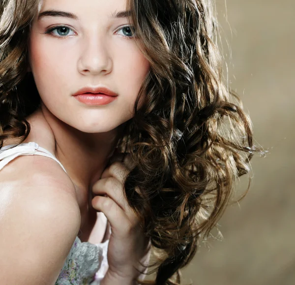 Imagem de bela jovem com cabelo encaracolado — Fotografia de Stock