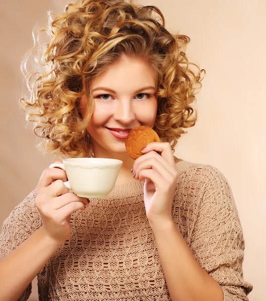 コーヒーとクッキーを持つ女性. — ストック写真