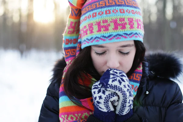 Mujer joven en el parque de invierno — Foto de Stock