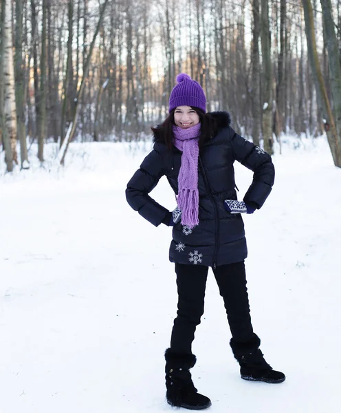 Jovem mulher no parque de inverno — Fotografia de Stock