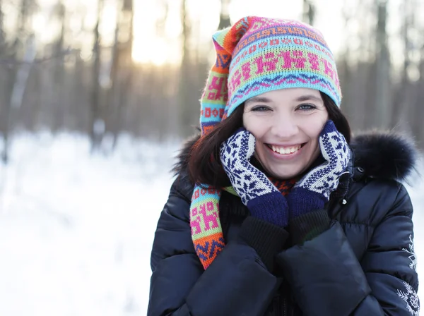 Jovem mulher no parque de inverno — Fotografia de Stock