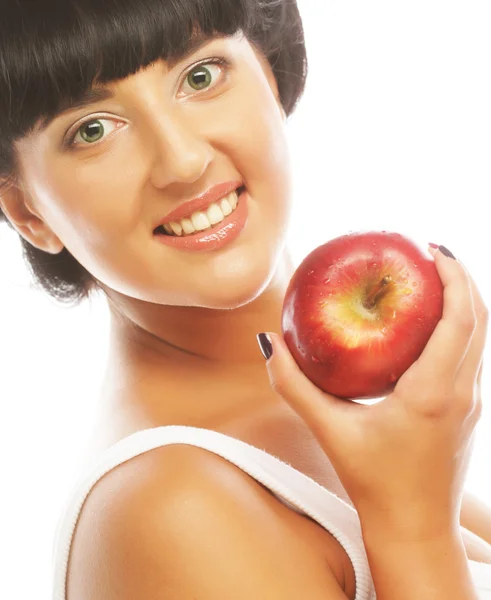 Молодая брюнетка с красным яблоком — стоковое фото