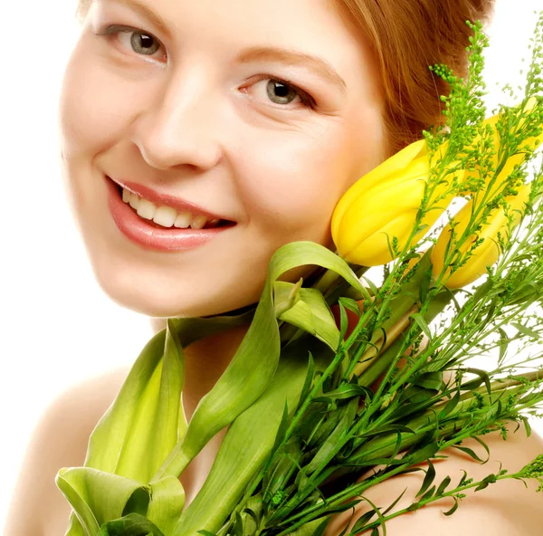 Jovem mulher sorridente com tulipas amarelas — Fotografia de Stock