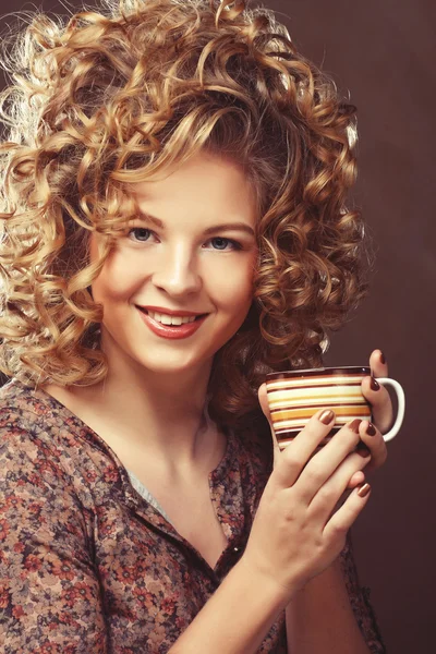 Vakker kvinne som drikker kaffe – stockfoto