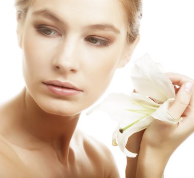 lily çiçekler olan kadın