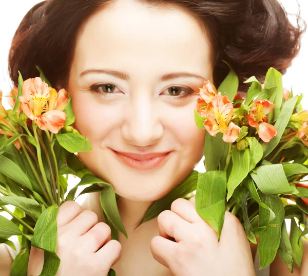 Vrouw fith heldere roze-gele bloemen — Stockfoto