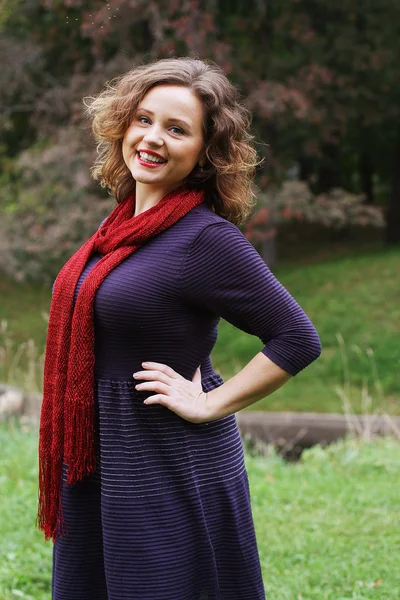 Jonge mooie vrouw ontspannen in de herfst park — Stockfoto