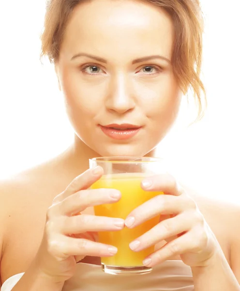 Mujer aislado tiro beber jugo de naranja — Foto de Stock