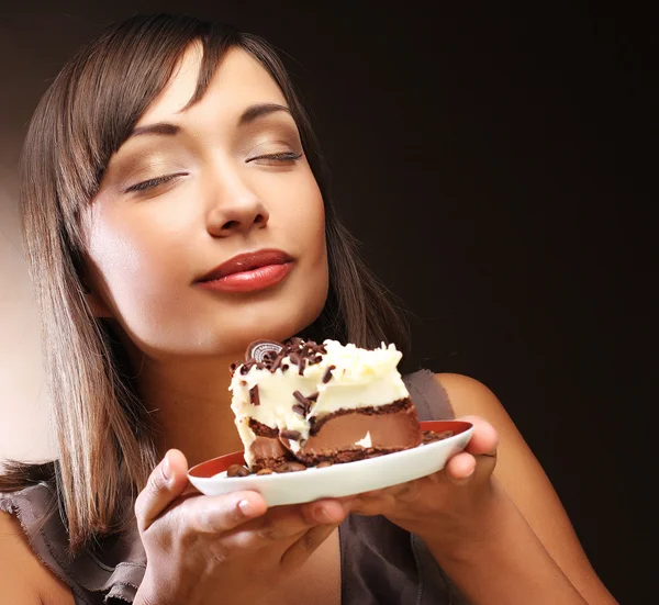 Jonge vrouw met een cake en koffie — Stockfoto