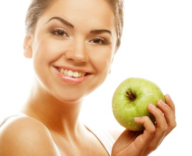 Yeşil elmalı, gülümseyen genç kadın.