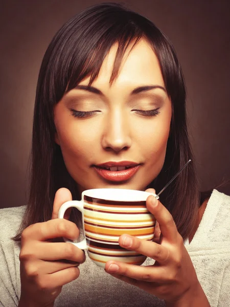 Mooie vrouw die koffie drinkt — Stockfoto