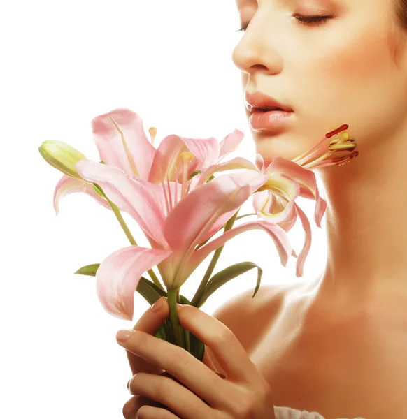 Joven hermosa mujer con flores de lirio . — Foto de Stock