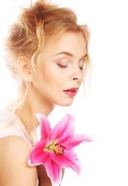 Pembe zambaklı genç kadın