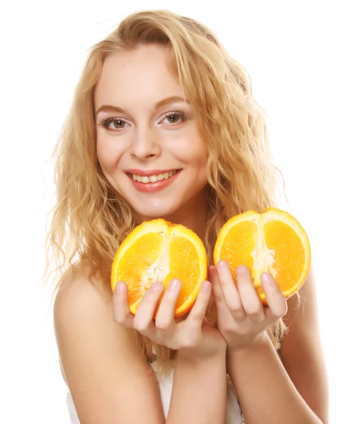 Счастливая женщина с апельсином — стоковое фото