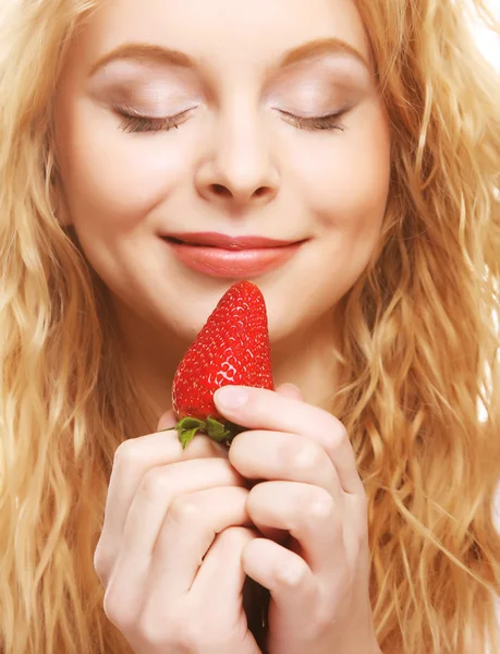 Frau mit Erdbeere — Stockfoto