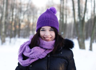 Kış parkında genç bir kadın