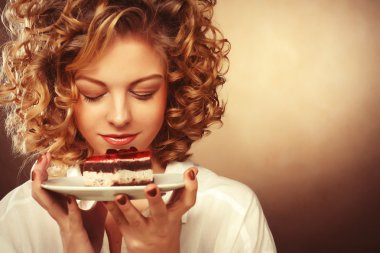 # Güzel, gülümseyen genç bir kadın #