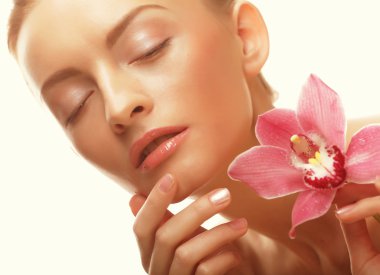 Orkide çiçek ile güzel kız.