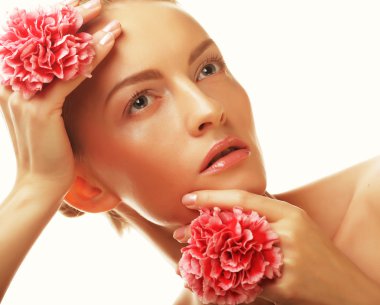 pembe çiçekler olan mutlu kadın