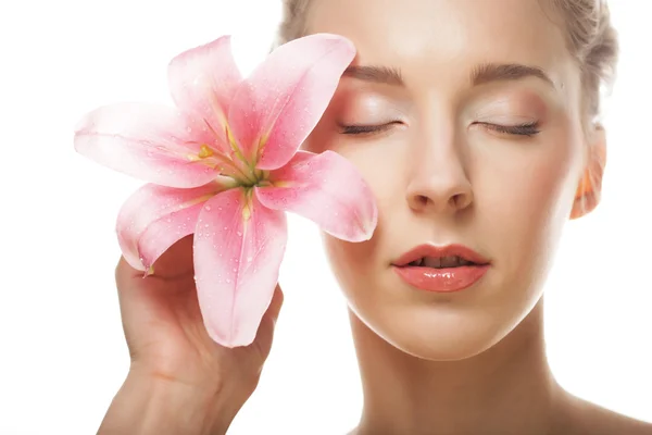 Beauty face of the young woman with pink lily — Stock Photo, Image