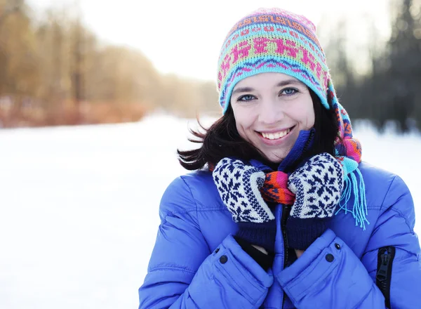 Jovem mulher no parque de inverno — Fotografia de Stock