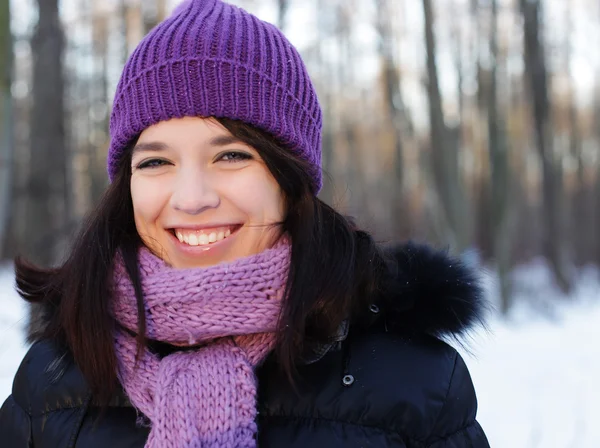 Giovane donna nel parco invernale — Foto Stock