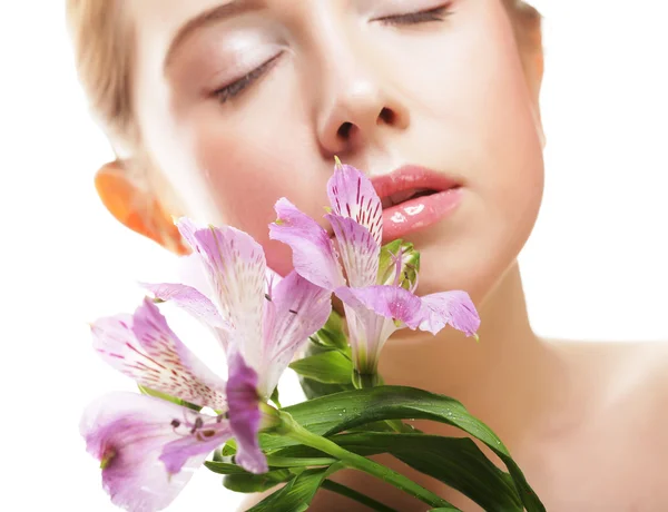 Schöne Frau mit rosa Blume — Stockfoto