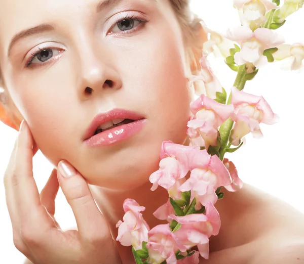 Hermosa mujer con flor rosa — Foto de Stock