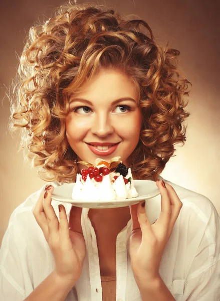 Piękna uśmiechnięta młoda kobieta z tortem — Zdjęcie stockowe