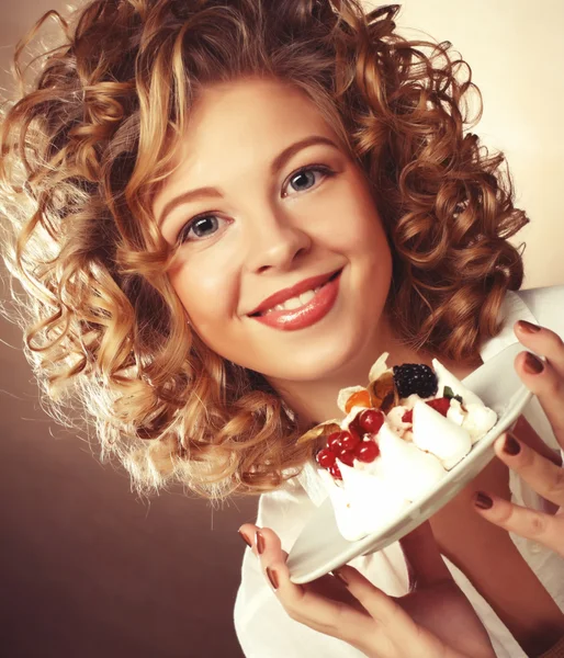 Beautiful smiling young woman with a cake — Stock Photo, Image