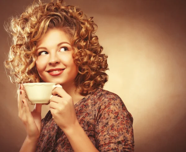 Vakker kvinne som drikker kaffe – stockfoto