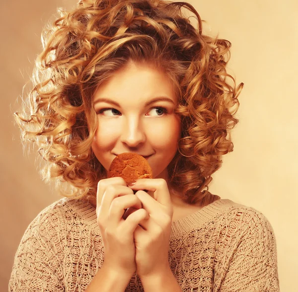 Bella giovane donna sorridente con una torta — Foto Stock