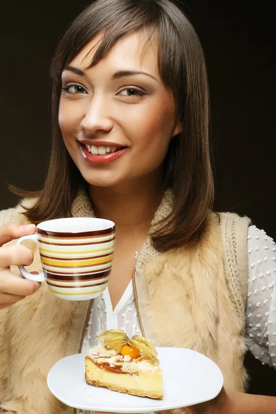 Mujer joven con un pastel y café —  Fotos de Stock