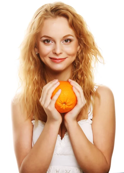 Mujer feliz con naranja — Foto de Stock