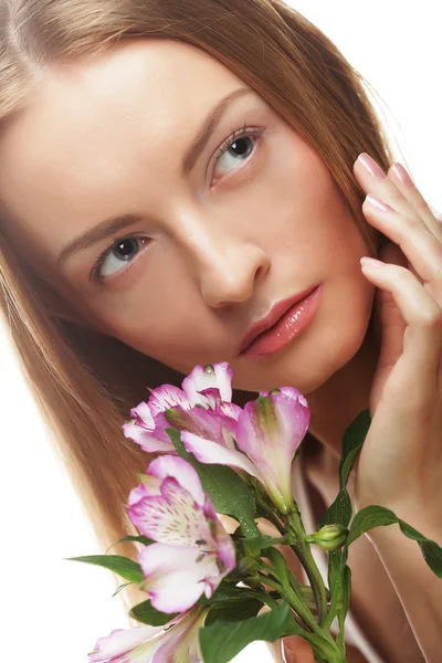Glad ung kvinna med rosa blommor — Stockfoto