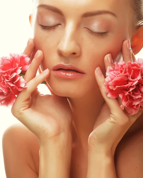 Joven mujer feliz con flores rosas — Foto de Stock