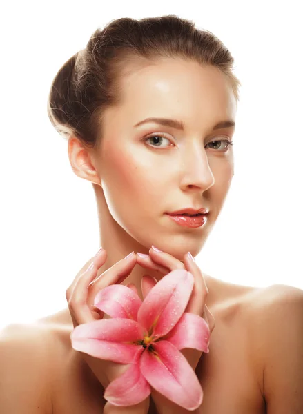 Mujer joven con orquídea rosa — Foto de Stock