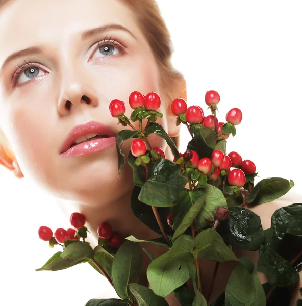 Piękna kobieta z czerwonymi kwiatami — Zdjęcie stockowe