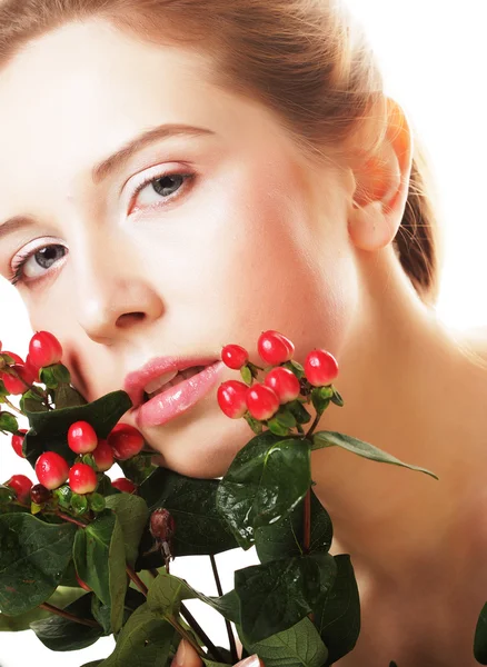 Hermosa mujer con flores rojas — Foto de Stock