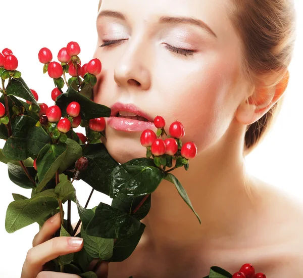 Hermosa mujer con flores rojas — Foto de Stock