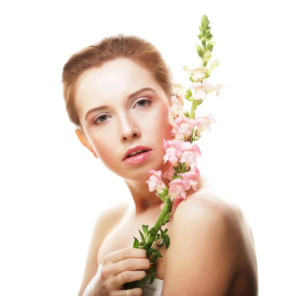 Hermosa mujer con flor rosa — Foto de Stock