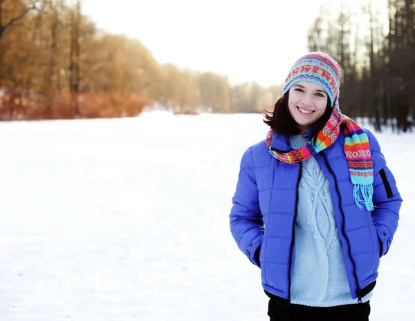 Mujer joven en el parque de invierno — Foto de Stock