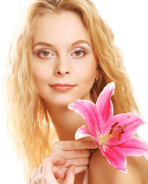Wanita muda dengan bunga bakung merah muda — Stok Foto