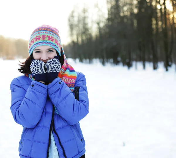 Молодая женщина в зимнем парке — стоковое фото