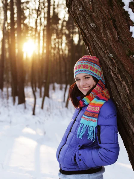 Jeune femme dans le parc d'hiver — Photo