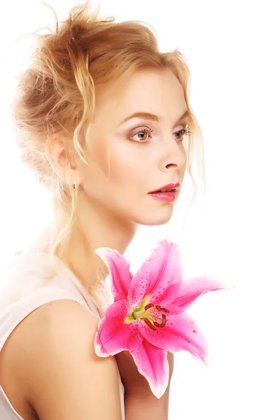 Ung kvinna med rosa lilja — Stockfoto