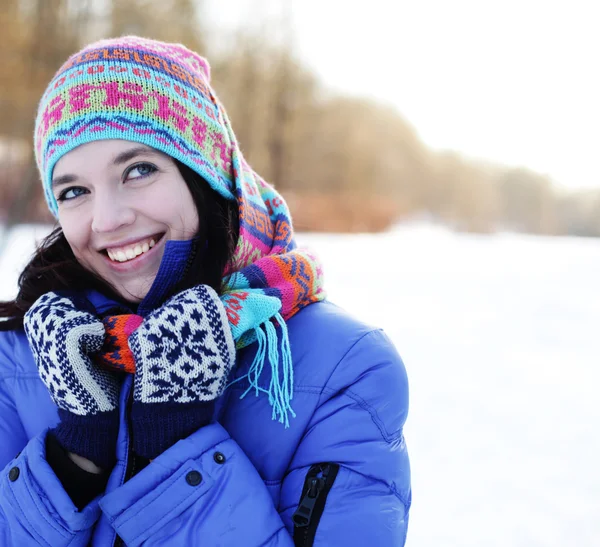 Jovem mulher no parque de inverno — Fotografia de Stock