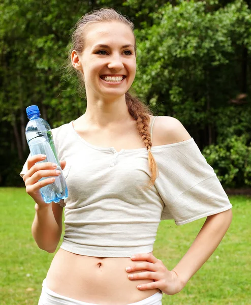 Donna con acqua all'aperto — Foto Stock