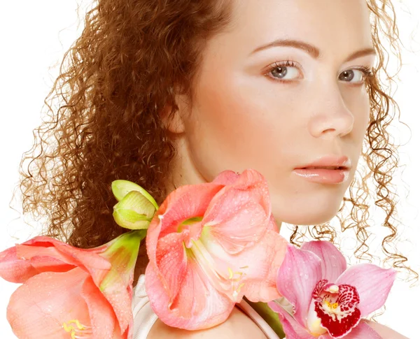 Hermosa mujer sosteniendo flor rosa . — Foto de Stock