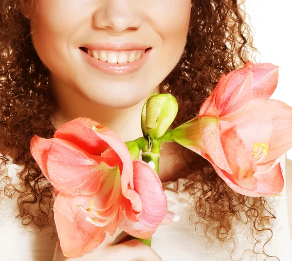 Bella donna con fiore rosa — Foto Stock